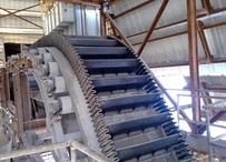 Pionowy przenośnik taśmowy